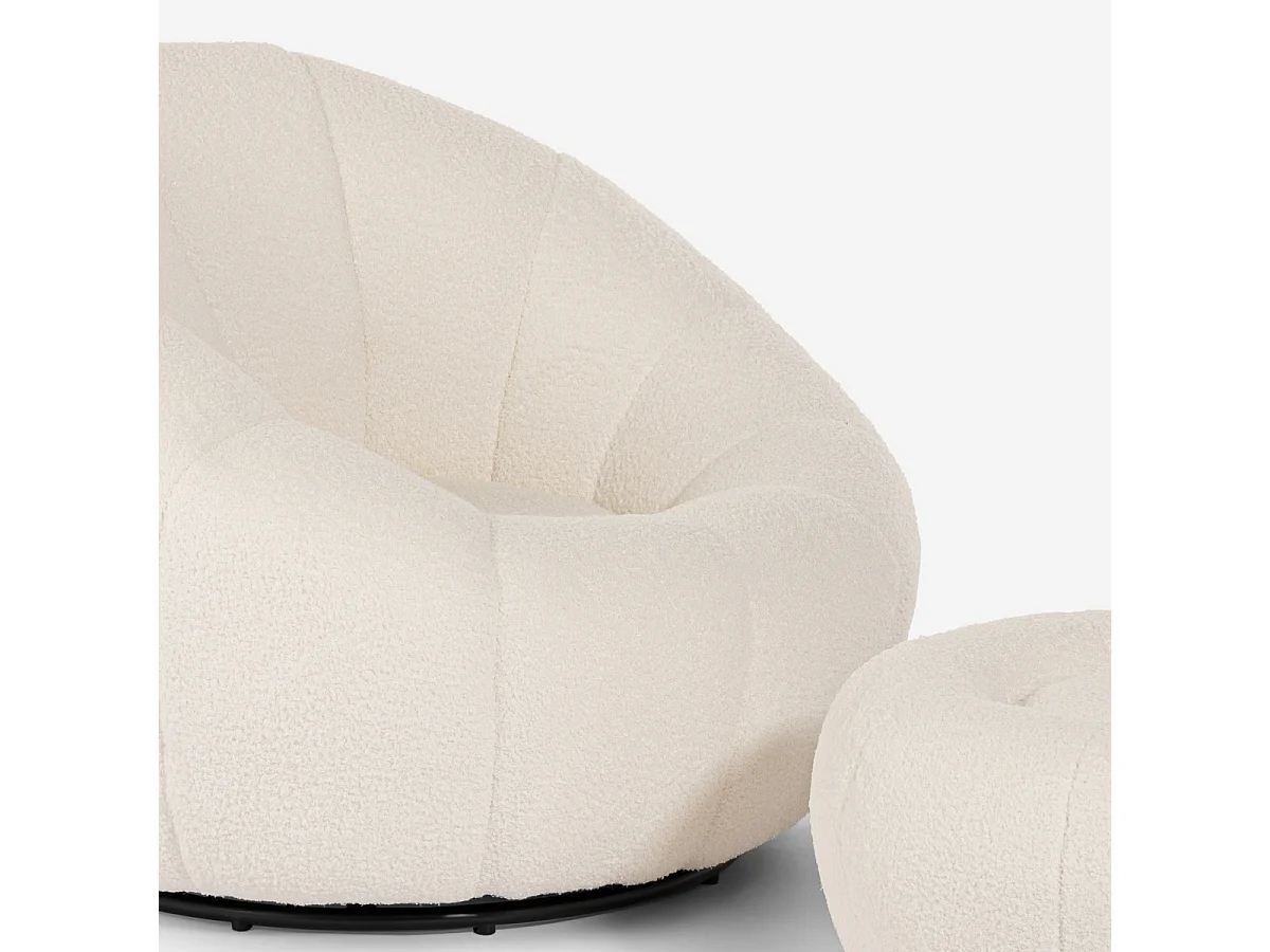 Sillón giratorio de diseño de tela bouclé blanco con puf reposapiés Kuma