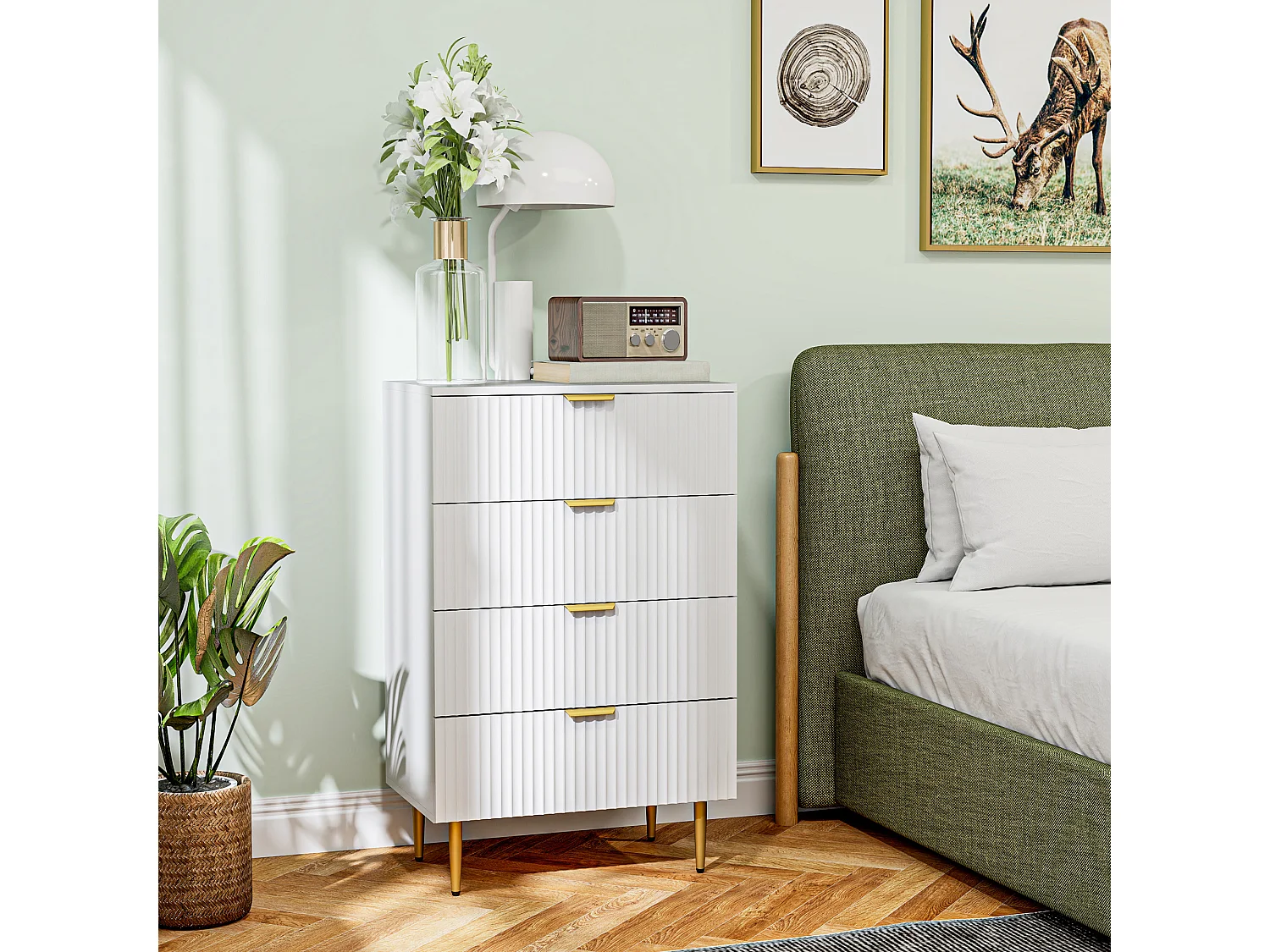 Commode 4 tiroirs design effet cannelé piètement poignées métal doré blanc