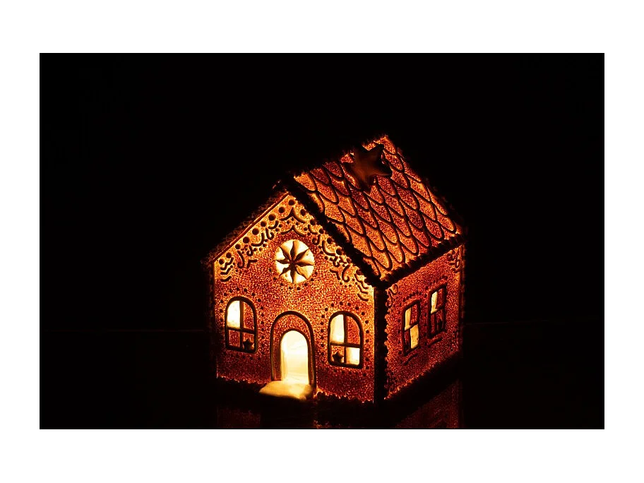 Casa de Navidad de resina marrón de 18x15x17.5 cm