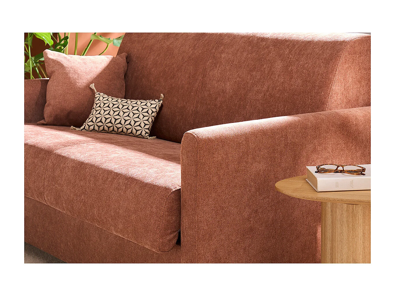 Divano letto 2-3 posti in tessuto effetto velluto terra bruciata e legno chiaro con materasso 13 cm SKANDY