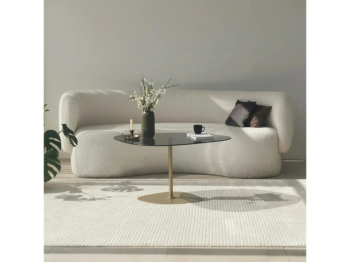 Table basse verre fumé minimaliste, galet et pied doré TULUM