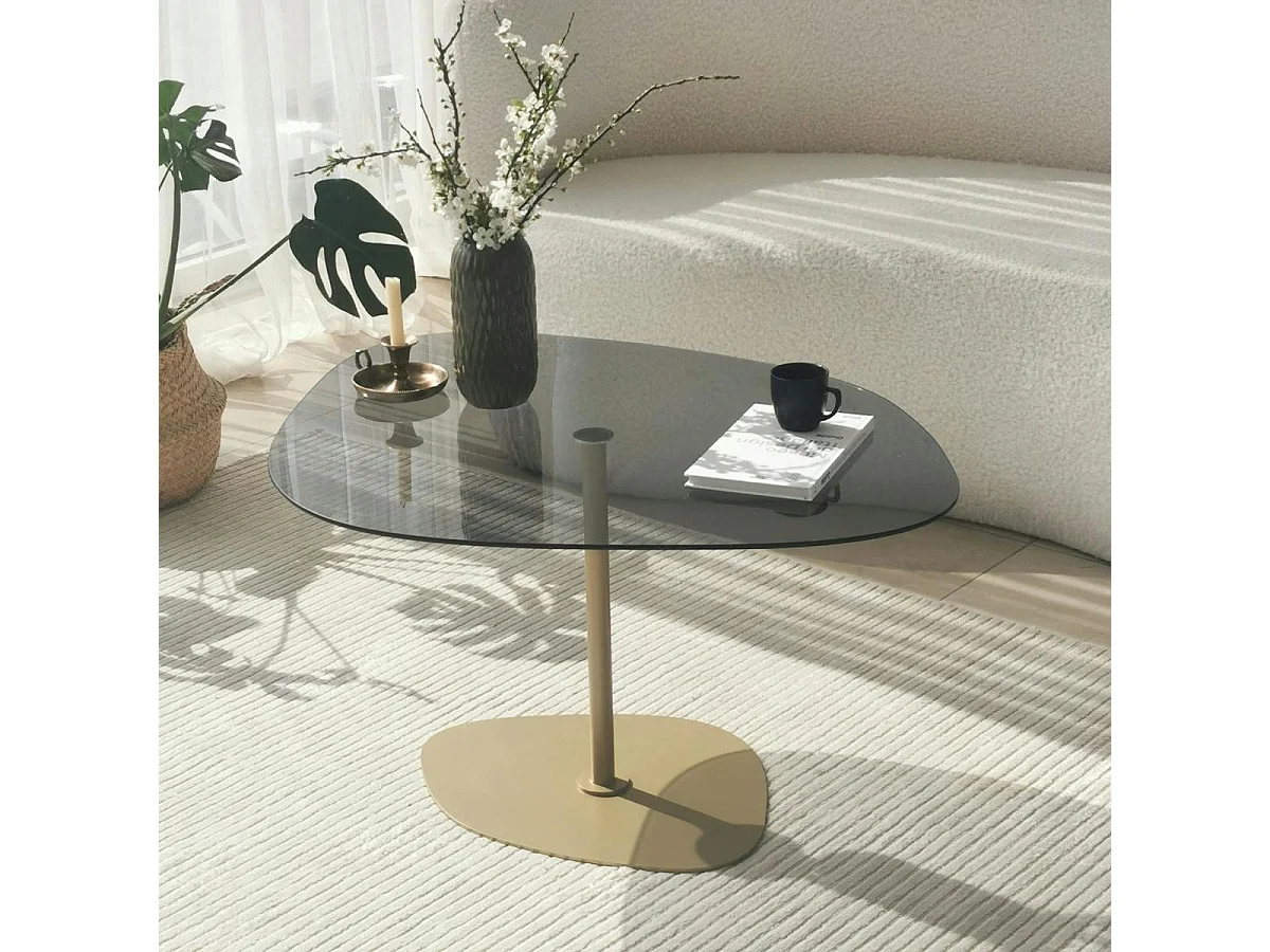 Table basse verre fumé minimaliste, galet et pied doré TULUM