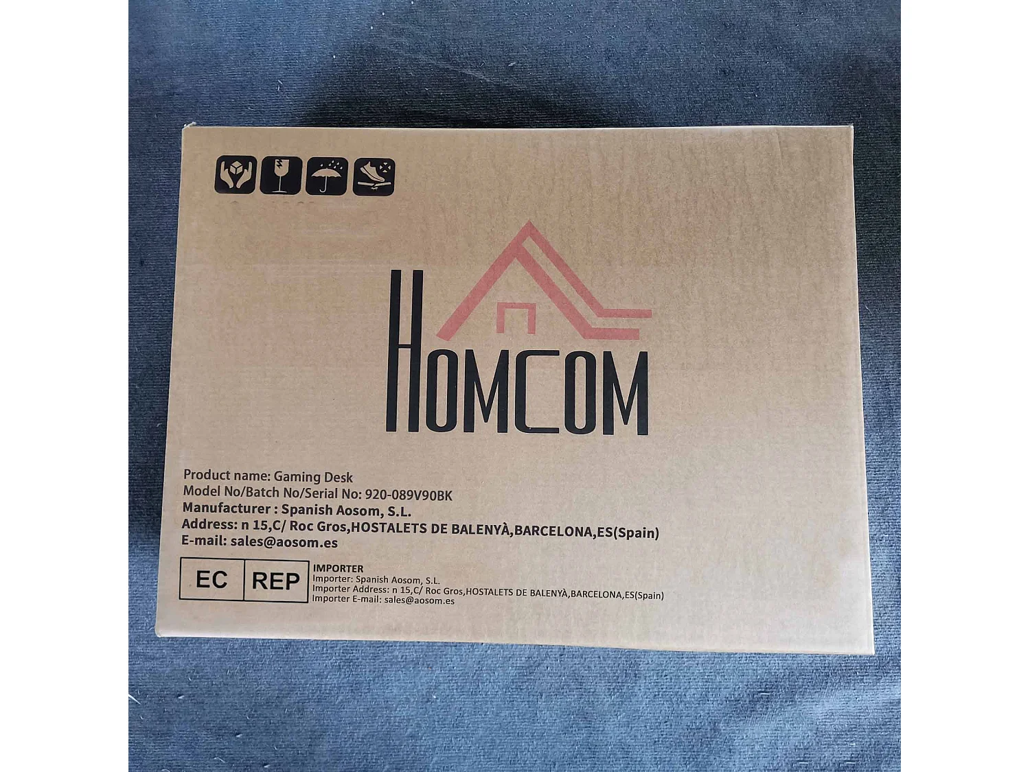 Escritorio Plus Homcom 3 estantes + estación de carga + luz LED negro/rojo 113x110x50 cm