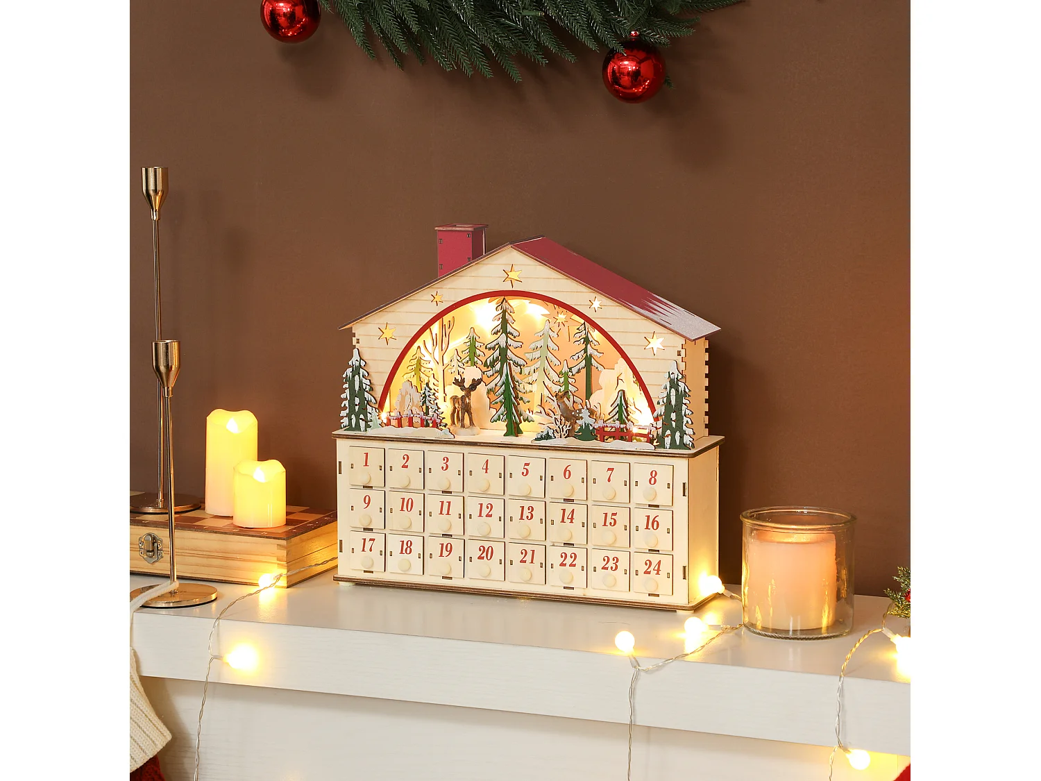 Calendrier de l'Avent LED en bois forme maison scène fôret enneigée avec rennes - 24 tiroirs - rouge naturel