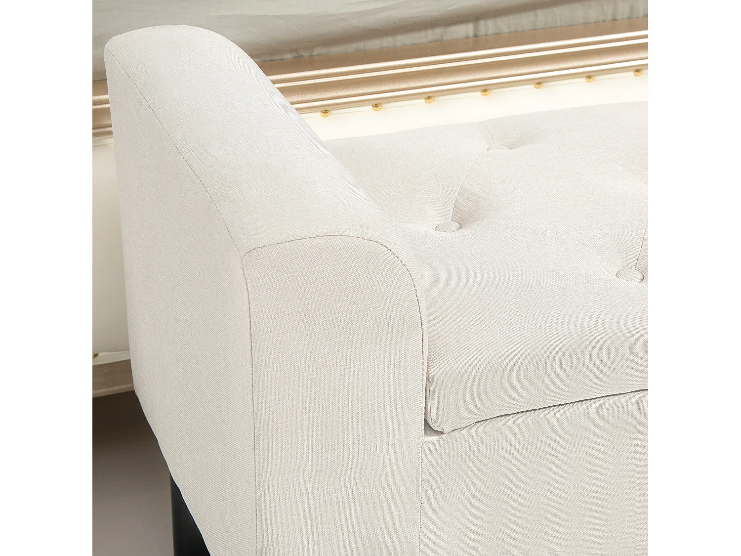 Banquette coffre de rangement 2 en 1 design Chesterfield assise capitonnée accoudoirs courbés pieds effilés bois d'hévéa aspect lin blanc cassé