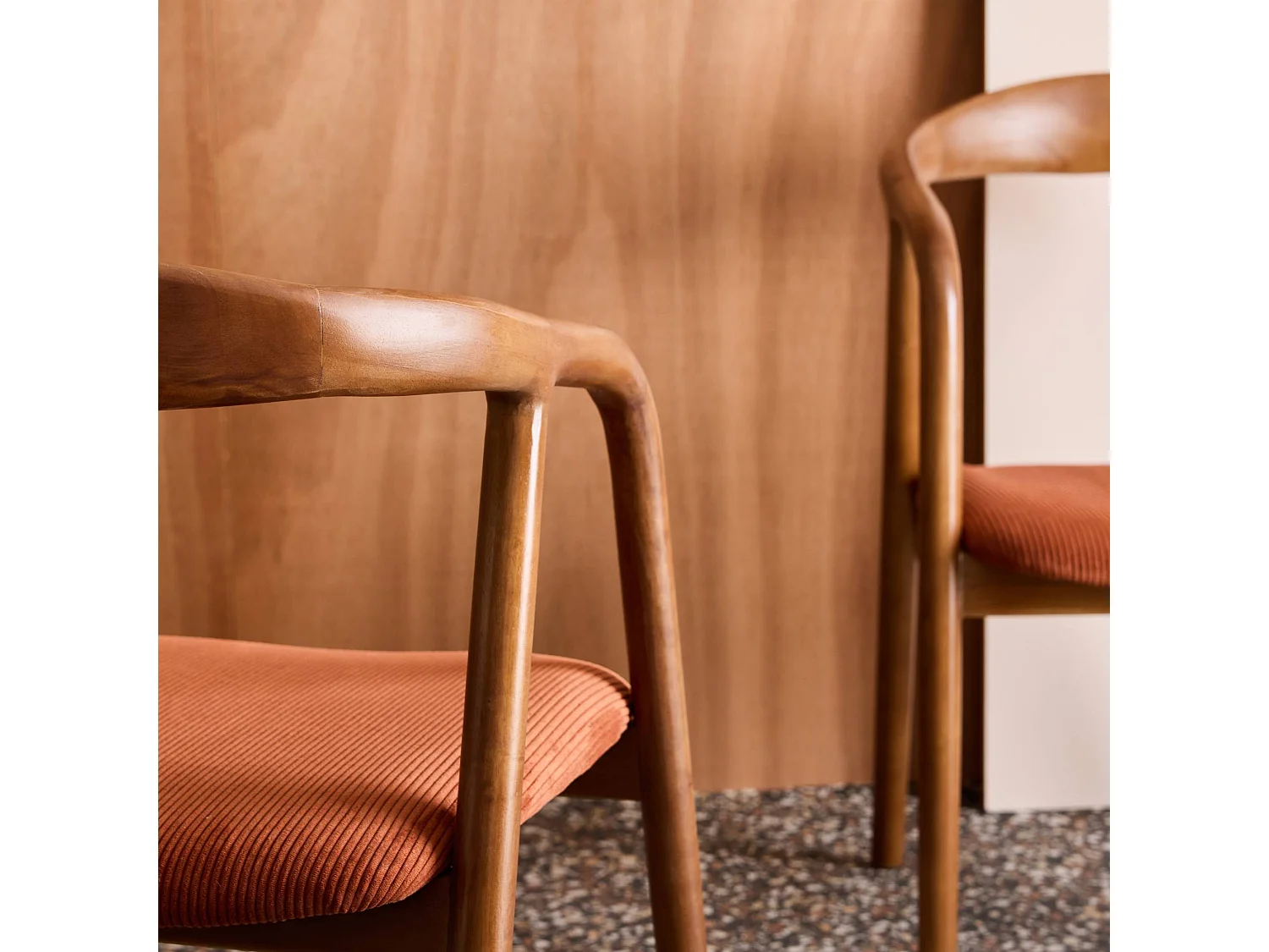 Lot de 2 fauteuils vintage bois d'hévéa noyer et velours côtelé terracotta - L 55 x P 58 x H 79 cm