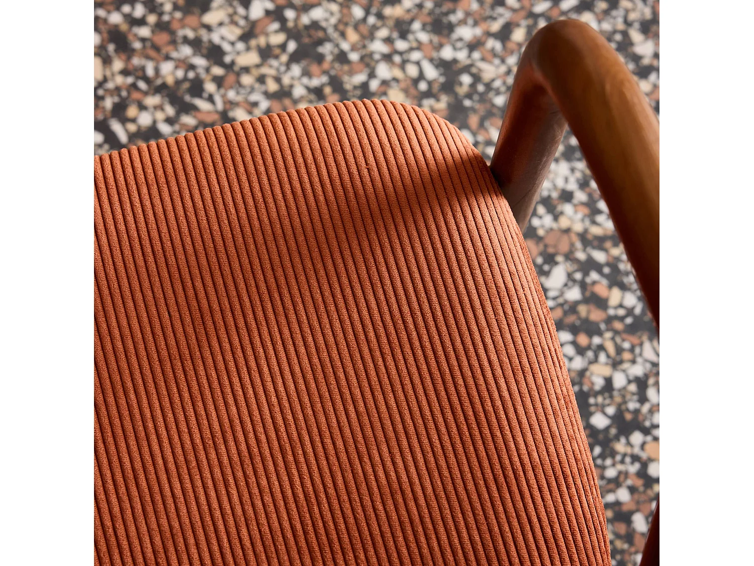 Lot de 2 fauteuils vintage bois d'hévéa noyer et velours côtelé terracotta - L 55 x P 58 x H 79 cm