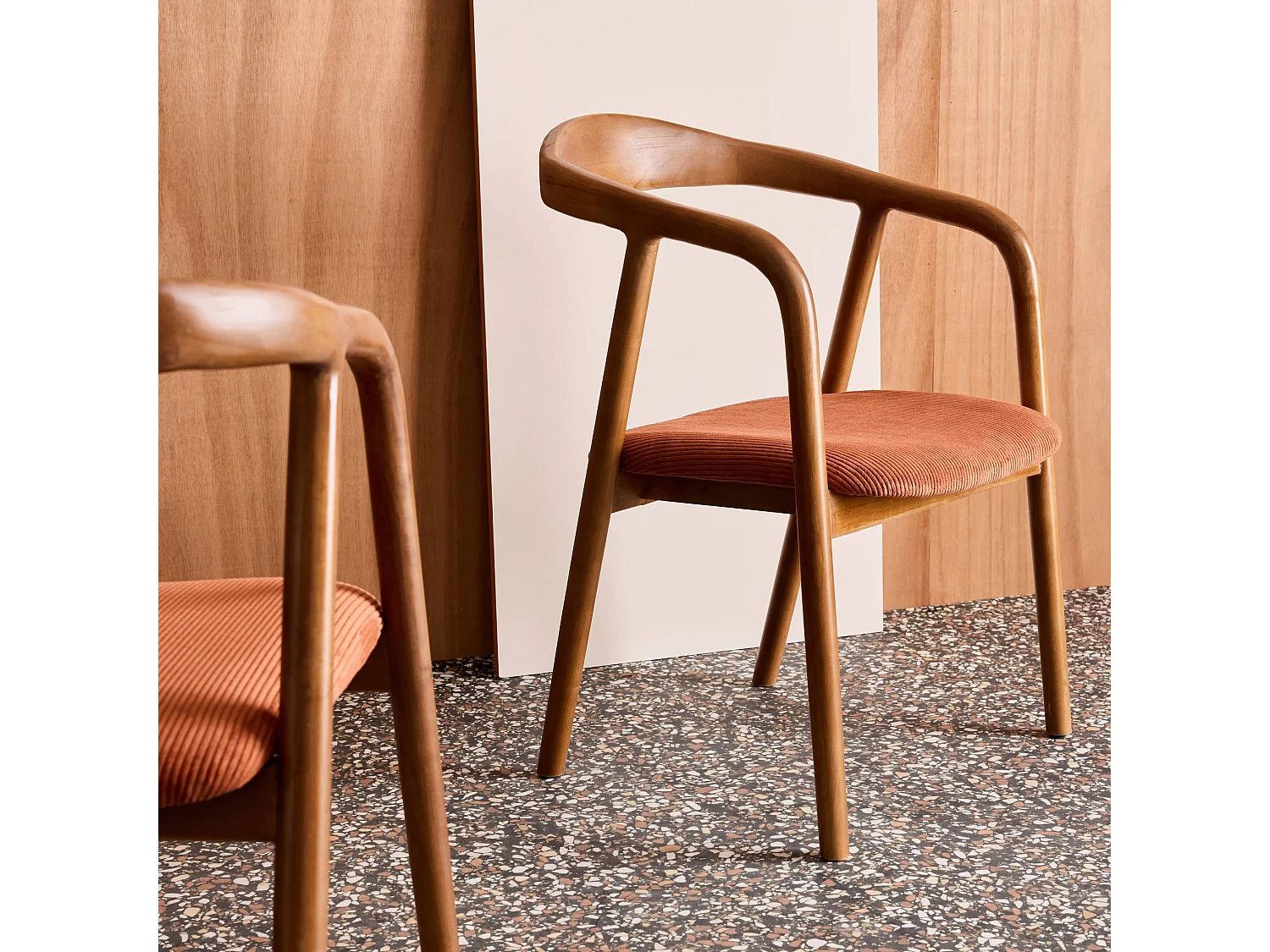 Lot de 2 fauteuils vintage bois d'hévéa noyer et velours côtelé terracotta - L 55 x P 58 x H 79 cm