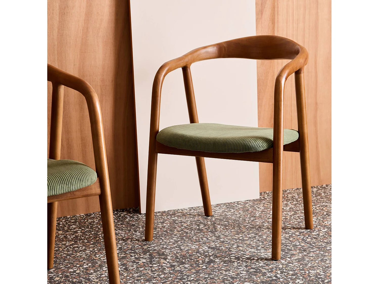 Lot de 2 fauteuils vintage bois d'hévéa noyer et velours côtelé kaki - L 55 x P 58 x H 79 cm