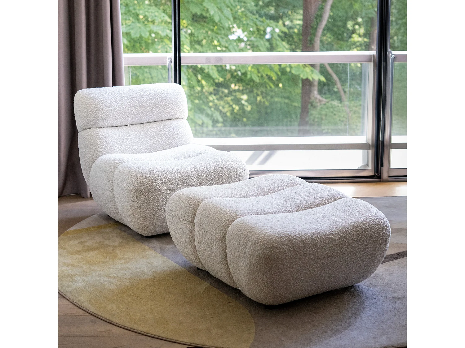 Insieme poltrona e pouf in tessuto bouclé bianco - Teddy