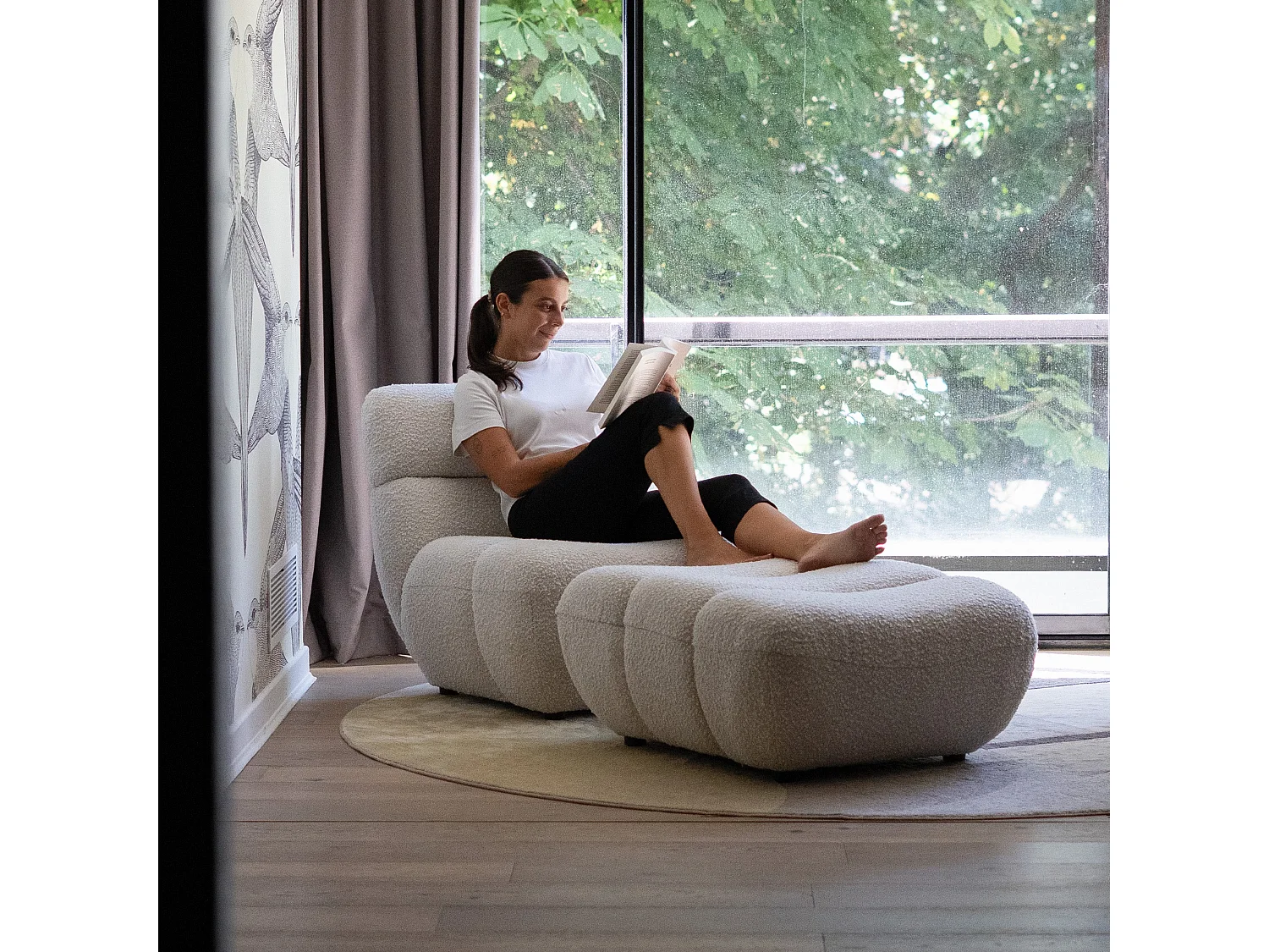 Insieme poltrona e pouf in tessuto bouclé bianco - Teddy