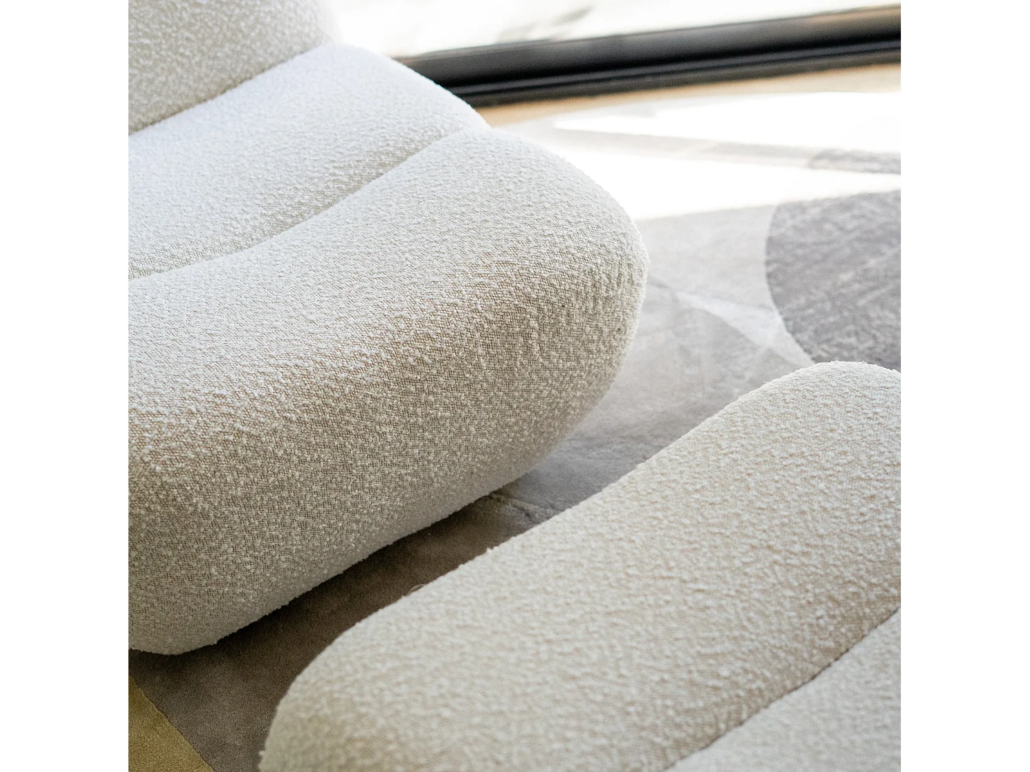 Insieme poltrona e pouf in tessuto bouclé bianco - Teddy