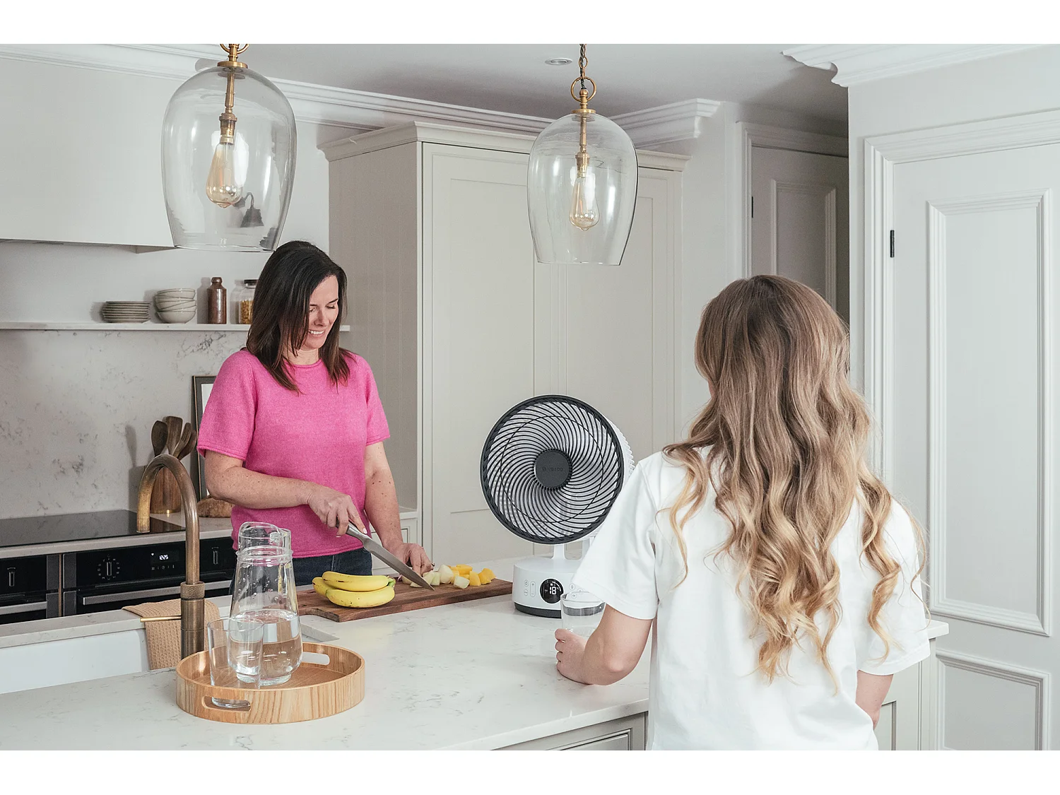 Ventilateur de table silencieux MEACO MeacoFan Sefte 10", moteur sans balais, oscillation H/V et télécommande lumineuse blanche.