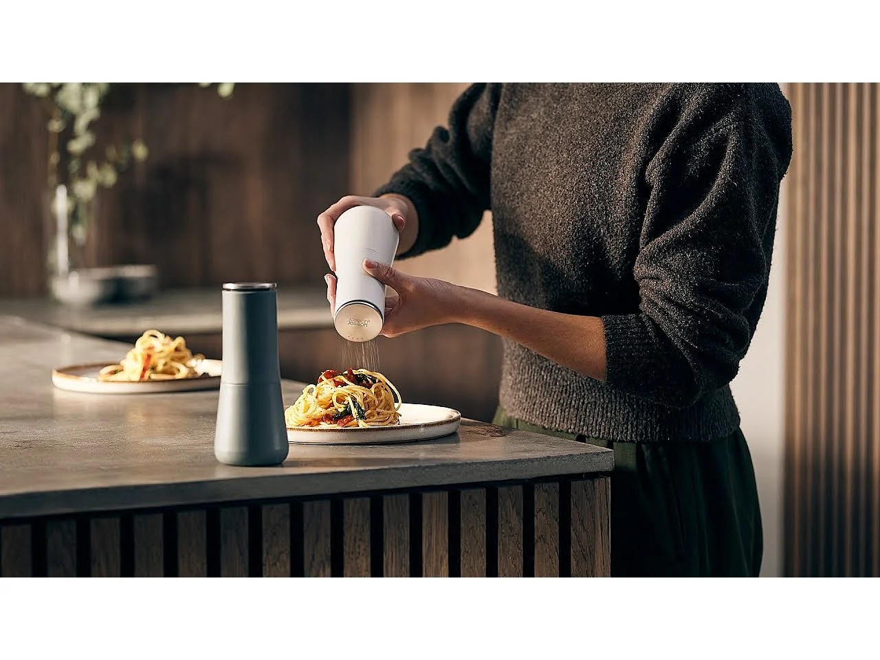 Juego de molinillos de sal y pimienta Milltop™ Joseph Joseph, a prueba de derrames, diseño elegante y práctico, fácil de usar y limpiar, color Sage