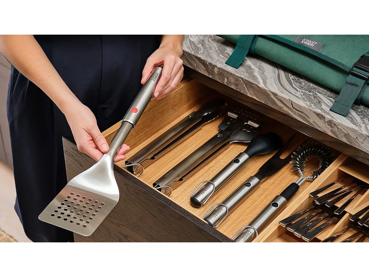 Tenedor GrillOut™ Joseph Joseph, mango extensible, acero inoxidable, dientes afilados, cabezal retráctil para almacenamiento, ideal para BBQ y fácil de limpiar.