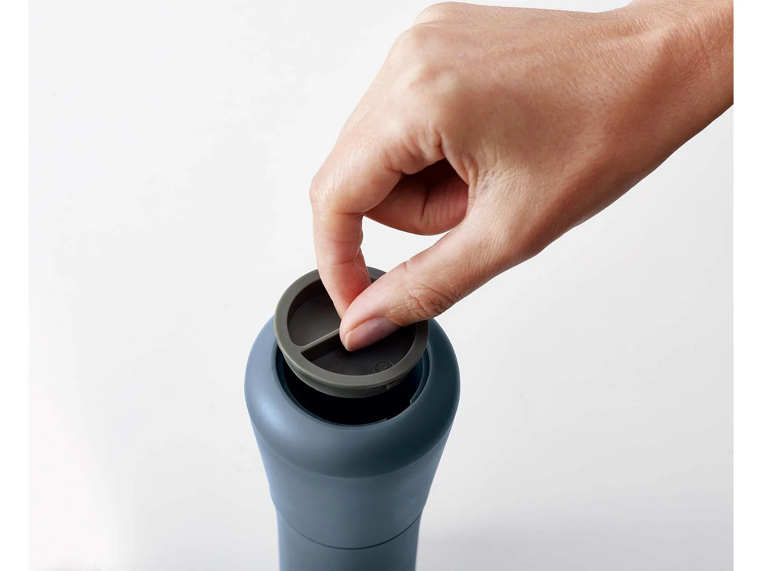 Juego de molinillos de sal y pimienta Milltop™ Editions Sky Joseph Joseph, diseño antiderrame, fácil de rellenar y ajustar