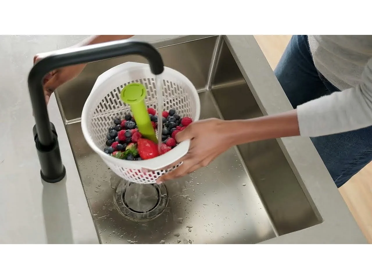 Escurridor giratorio de ensaladas Spindola™ Joseph Joseph para fregadero, rápido y eficiente para escurrir lechugas y vegetales