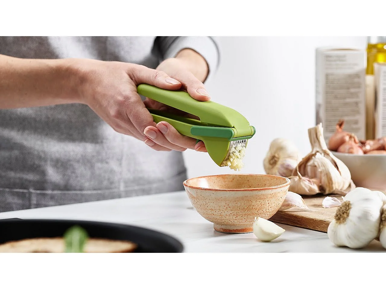 Prensa de ajo CleanForce Joseph Joseph, diseño ergonómico, fácil de usar y limpiar, ideal para triturar ajo sin esfuerzo en la cocina.