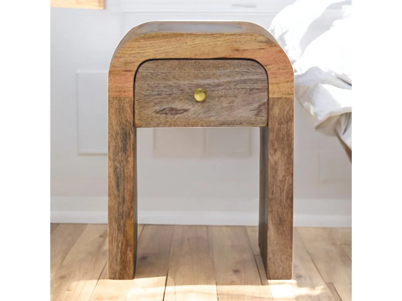 Artisan Furniture Massivholz Mini-Nachttisch „Darcy Oak-ish“ mit geschwungenen Kanten