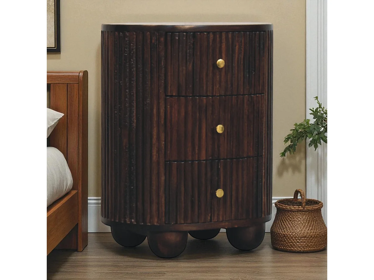 Artisan Furniture Massivholz Geschwungenes, geriffeltes Nachttischchen mit drei Schubladen