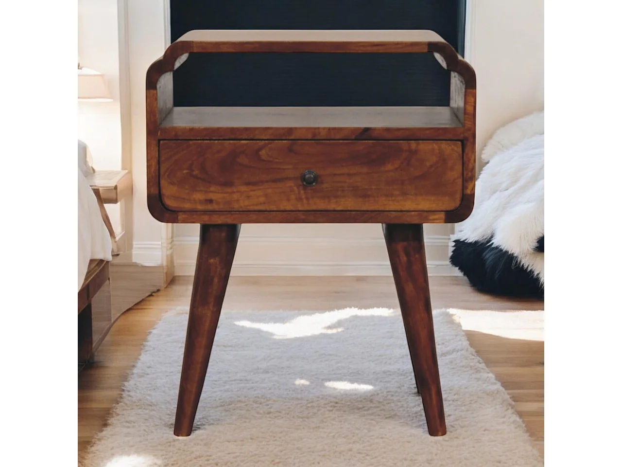 Artisan Furniture Table de chevet Newton en bois massif finition châtaignier, 1 tiroir et 1 étagère