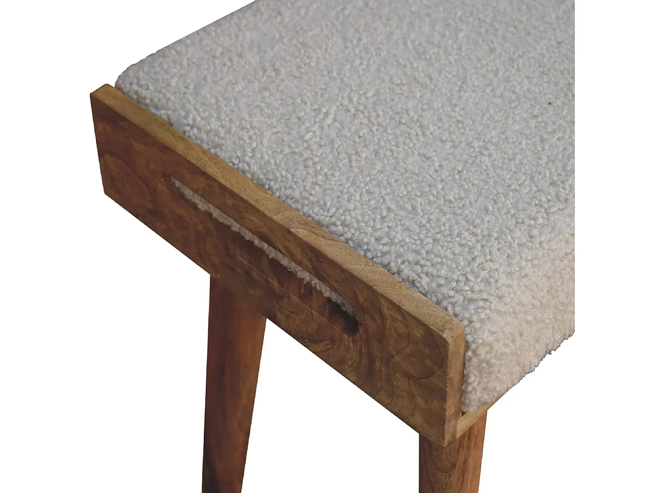 Artisan Furniture fotskammel i heltre i kremfarget bouclé-stoff