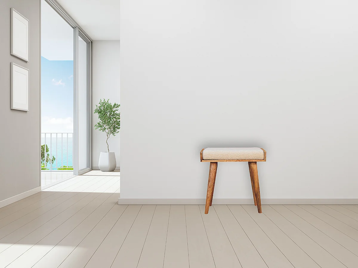 Artisan Furniture fotskammel i heltre i kremfarget bouclé-stoff