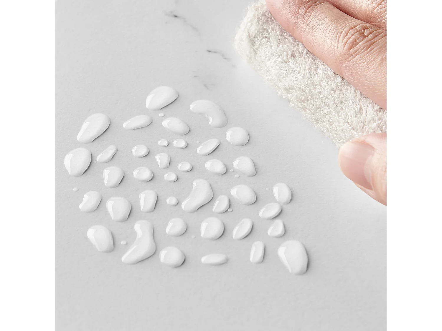 Support à fleurs Valora à 4 étagères, design moderne en acier doré et marbre.