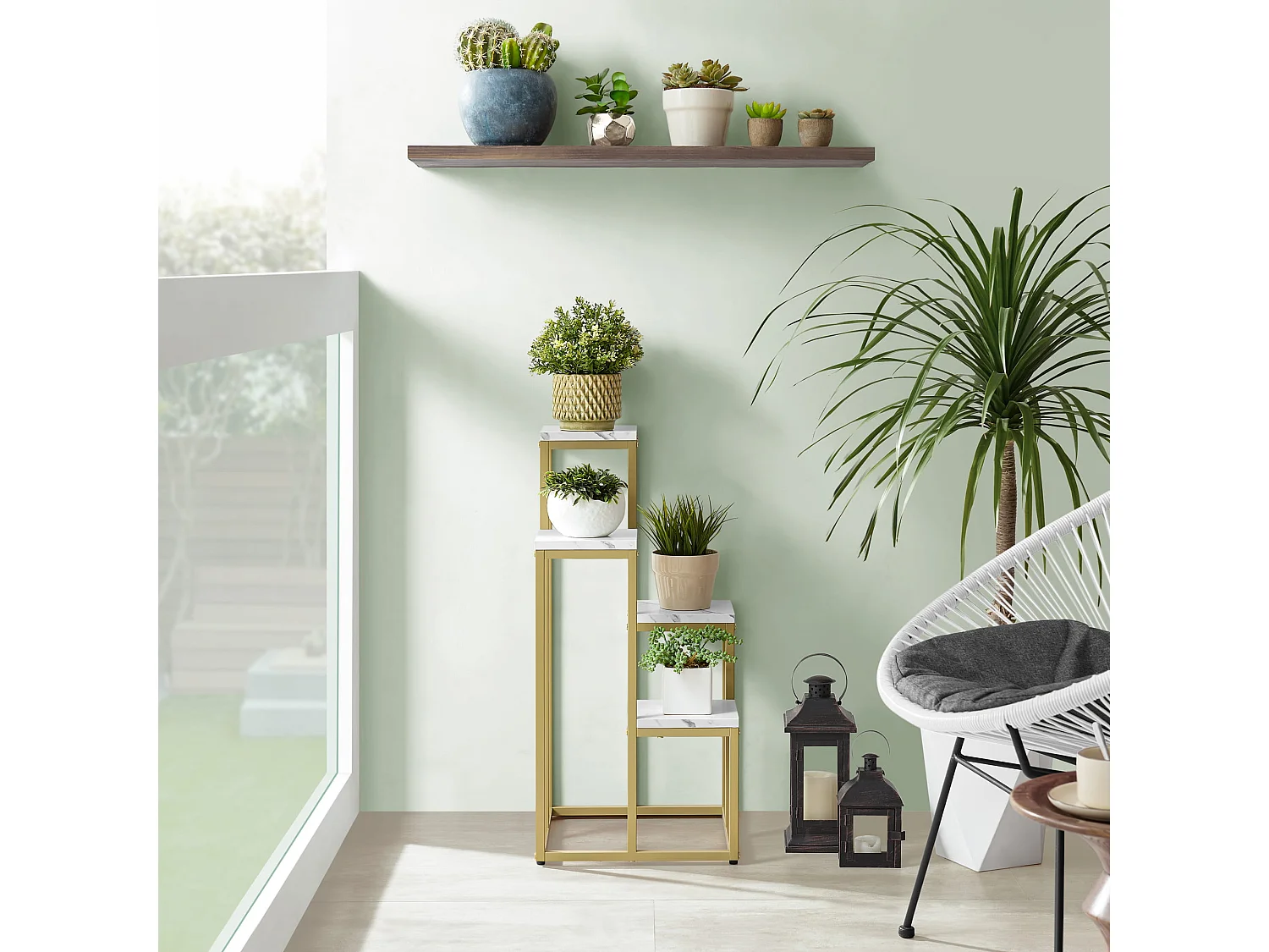 Support à fleurs Valora à 4 étagères, design moderne en acier doré et marbre.