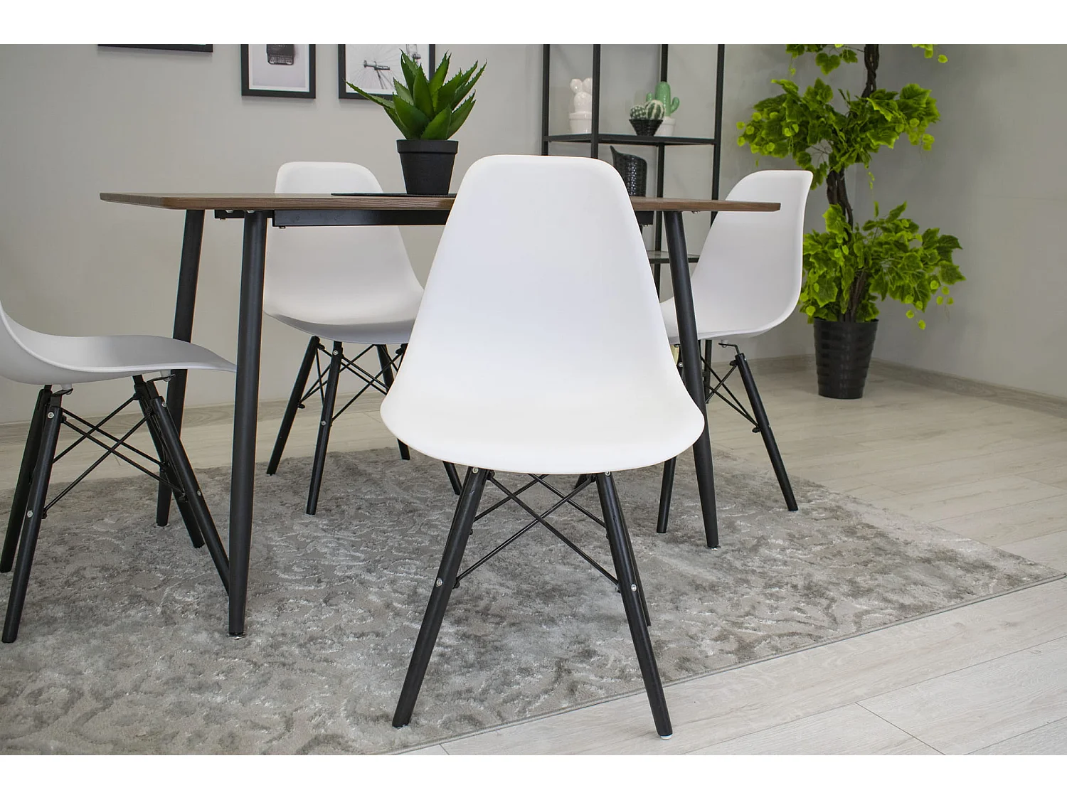 Chaise Valora OSAKA blanche, pieds noirs, design ergonomique x3