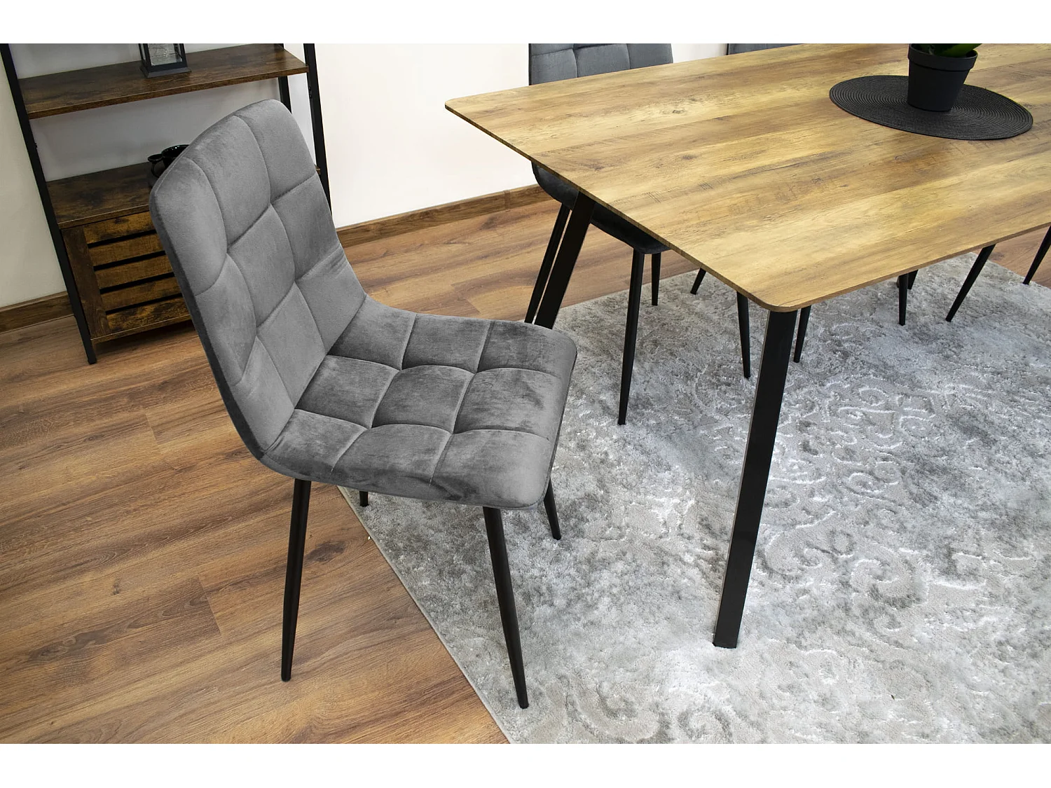 Chaise Valora PYRA en velours gris foncé, design moderne x3