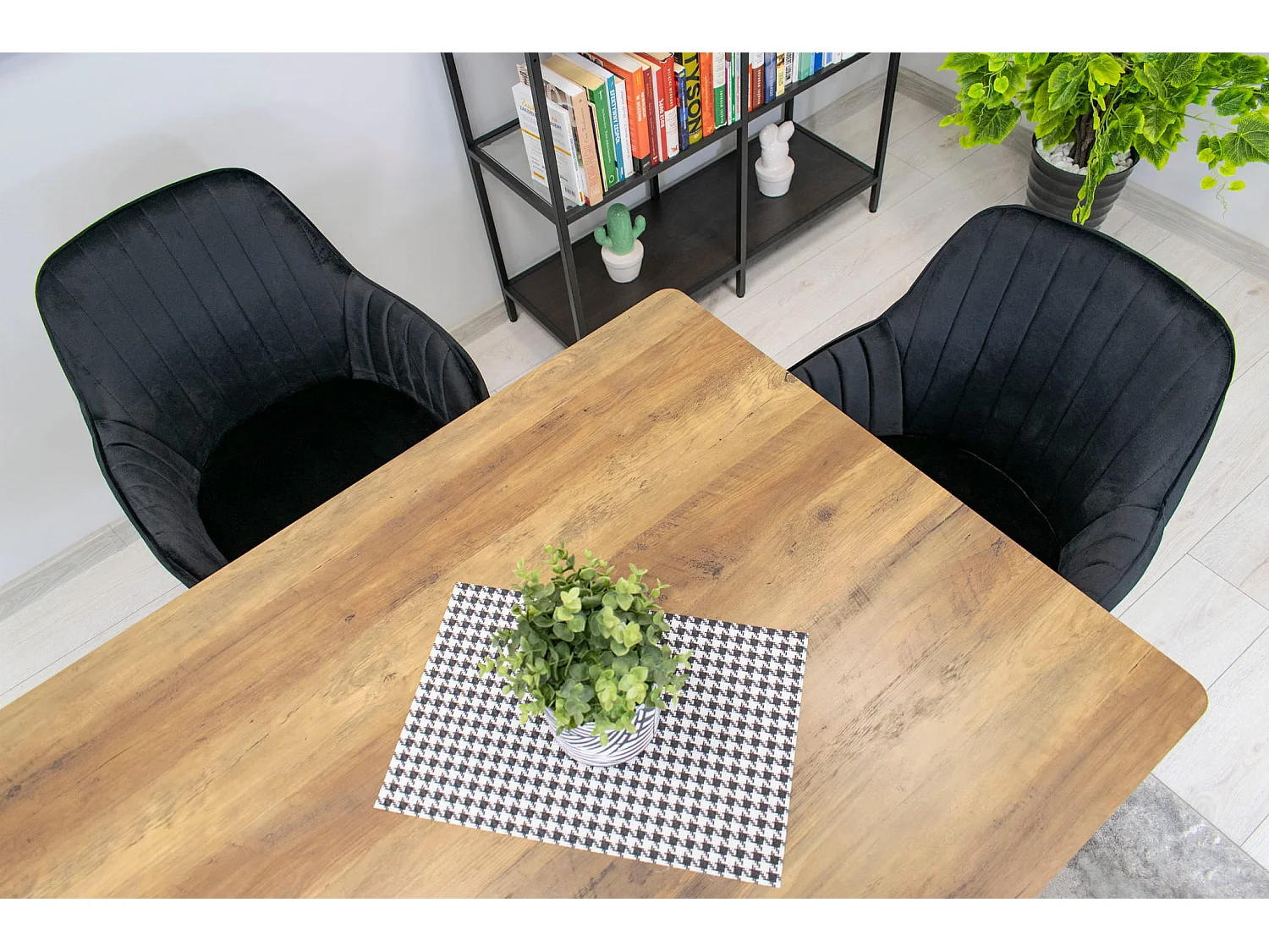 Fauteuil Valora LUGO en velours noir, design ergonomique pour salon