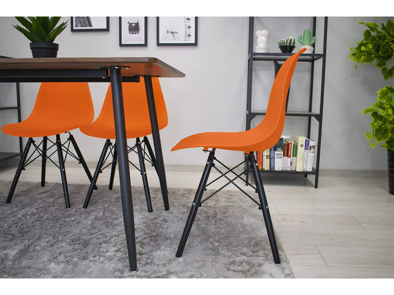Chaise ergonomique Valora OSAKA, pieds orange et noirs, pour salon