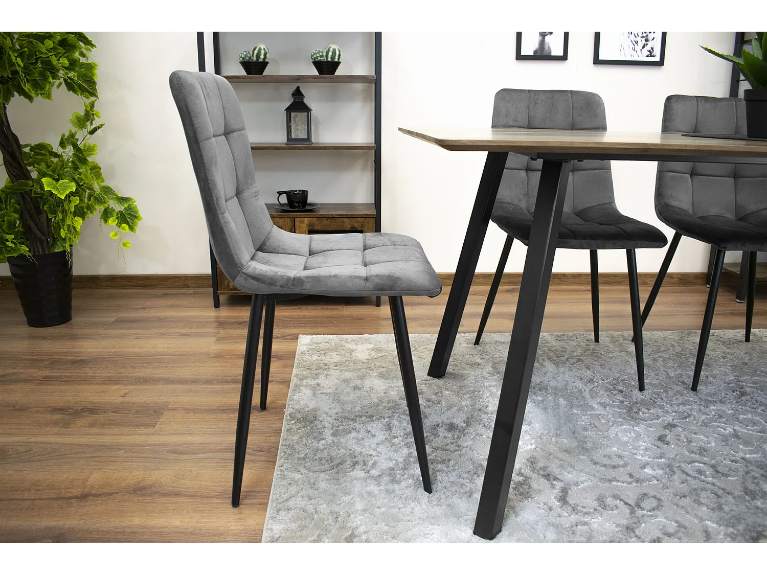 Fauteuil Valora PYRA en velours gris foncé, design moderne pour salon