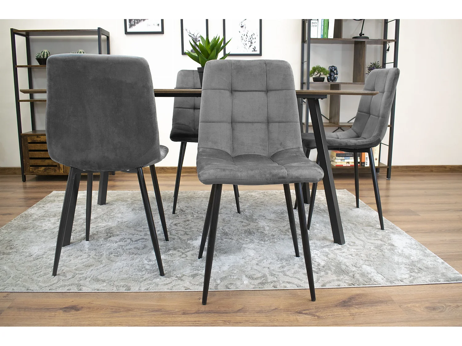 Fauteuil Valora PYRA en velours gris foncé, design moderne pour salon
