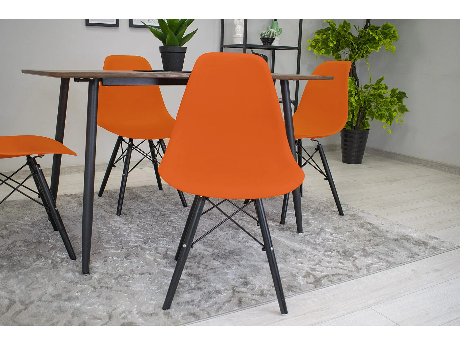 Valora OSAKA Chaise ergonomique orange et pieds noirs pour salle à manger x4