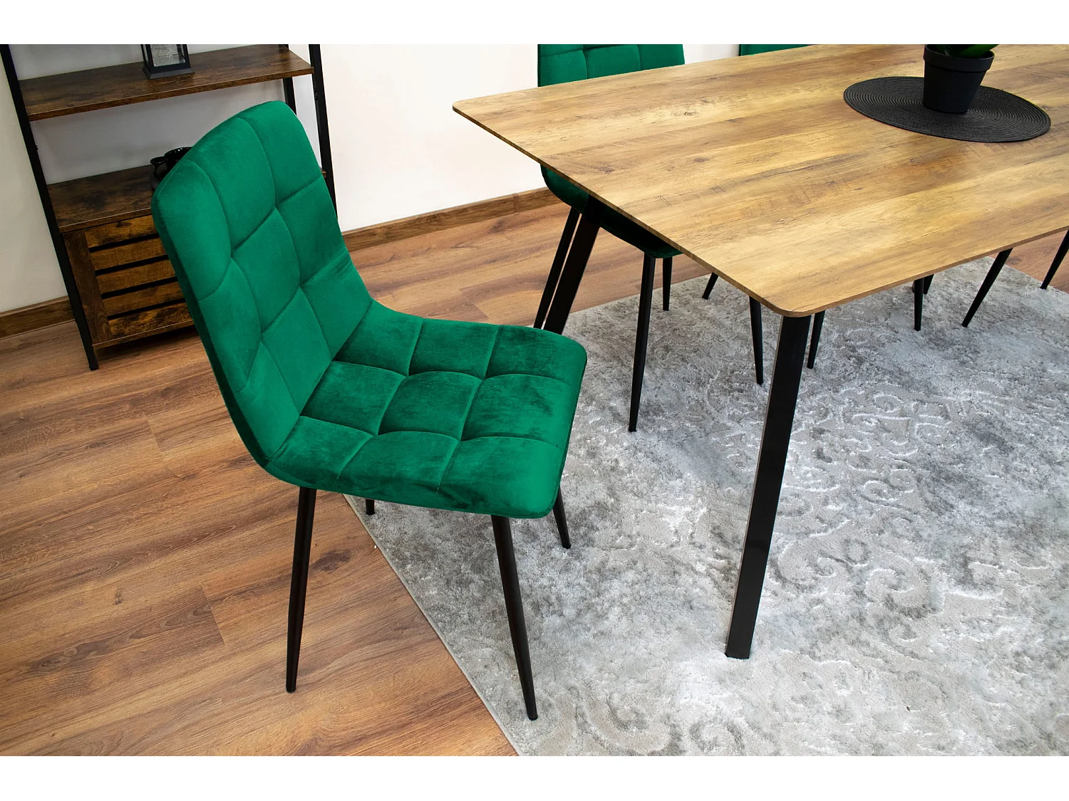 Fauteuil Valora PYRA en velours vert foncé, design moderne pour salon