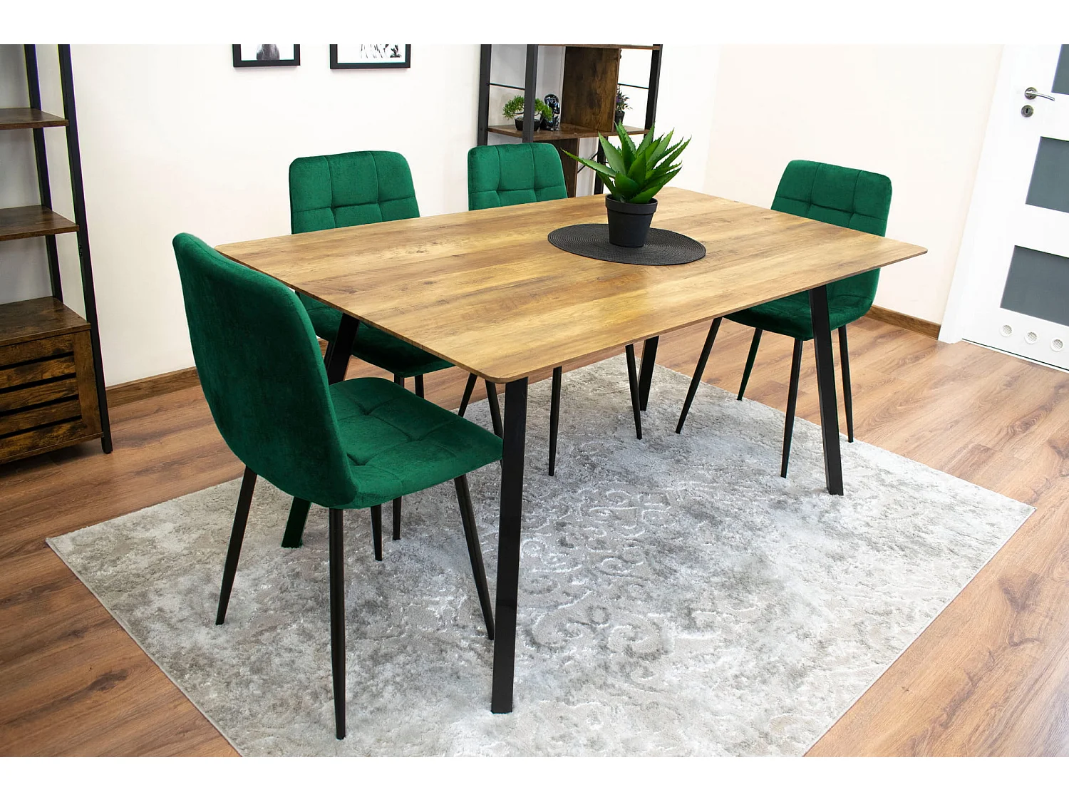 Fauteuil Valora PYRA en velours vert foncé, design moderne pour salon