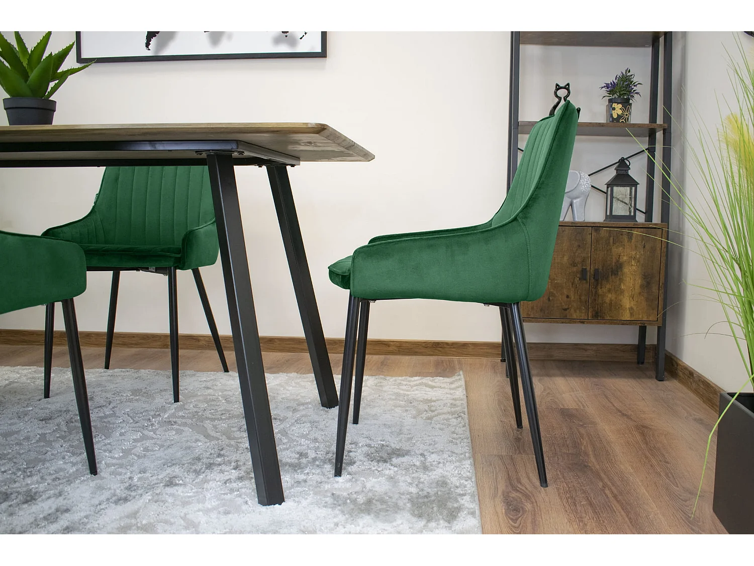 Sedia Valora MONZA in velluto verde dal design ergonomico per il soggiorno