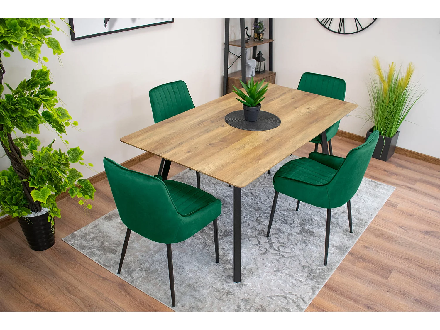 Sedia Valora MONZA in velluto verde dal design ergonomico per il soggiorno