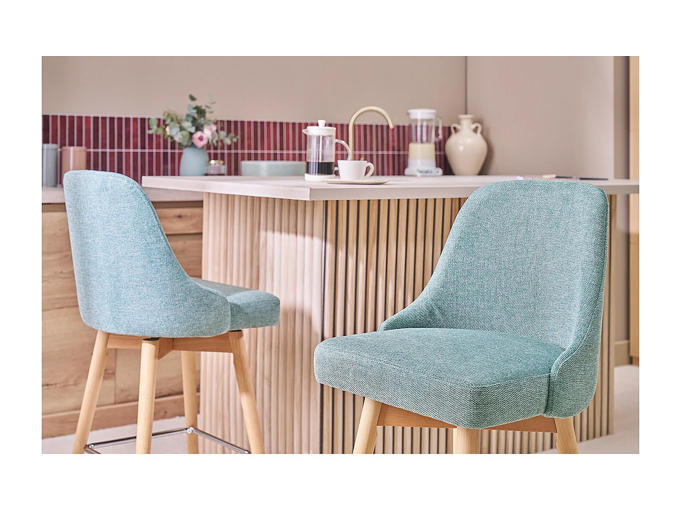 Sgabelli da bar scandinavi girevoli a 360° in tessuto effetto velluto cedro e legno massello di faggio H65 cm (set di 2) HASTA