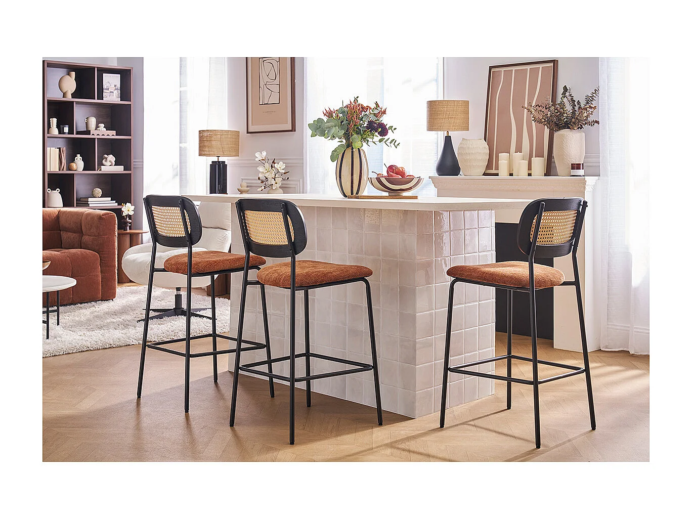 Taburetes de diseño en tela efecto terciopelo texturizado beige, metal negro y mimbre (juego de 2) MIRANDA