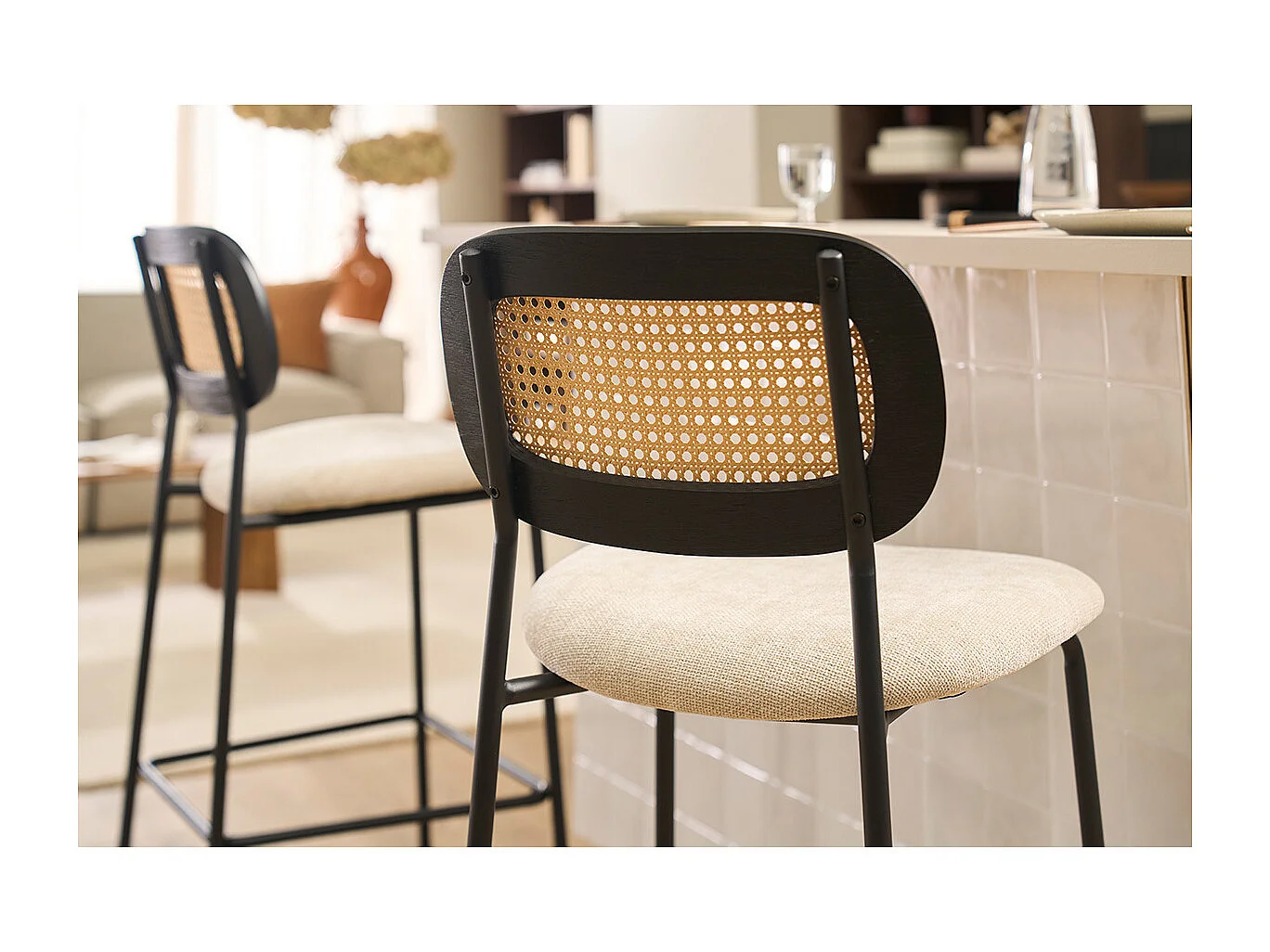 Designhocker aus Stoff in beige Samtoptik, schwarzem Metall und Rattan-Cannage (2er Set) MIRANDA