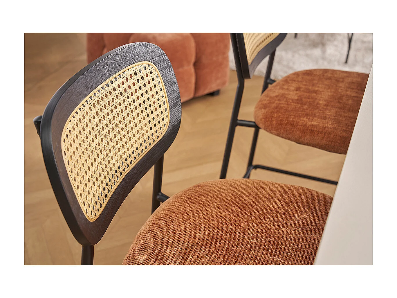 Designhocker aus Samtstoff in verbrannter Erde Effekt, schwarzem Metall und Rattan-Geflecht (Set aus 2) MIRANDA