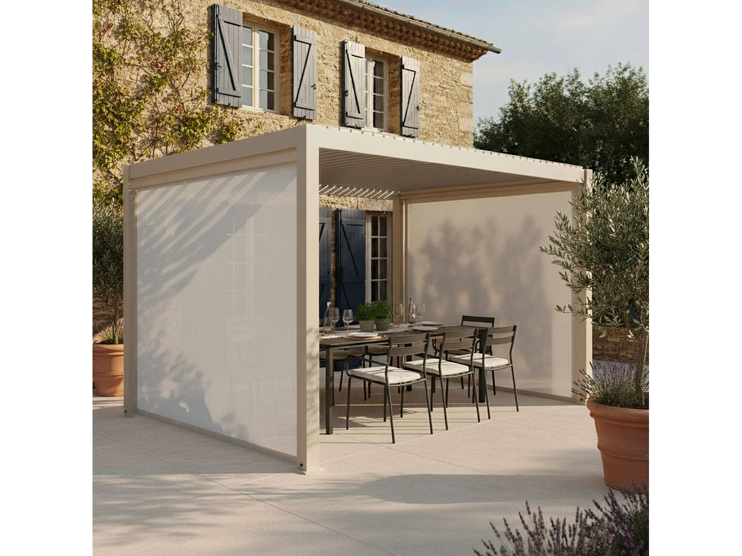 Vrijstaande pergola 3x4m en 2 crèmekleurige houten jaloezieën