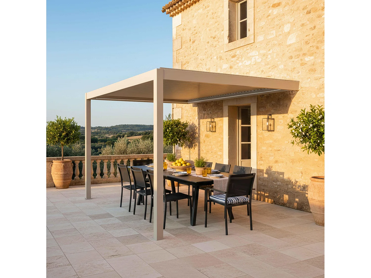 Pergola bioclimatique adossée motorisée 3x4m et 3 stores crème