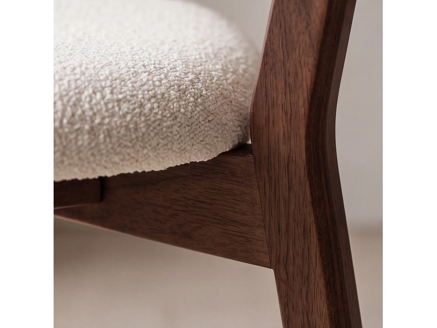 Set van 2 stoelen AURA in donker hout en beige boucle stof