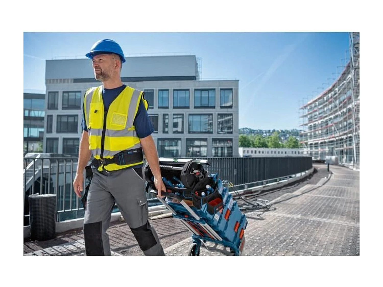 Torba na narzędzia Bosch GWT 20 wielokolorowa kompatybilna z L-BOXX, 23x43x34 cm, solidna antywstrząsowa podstawa