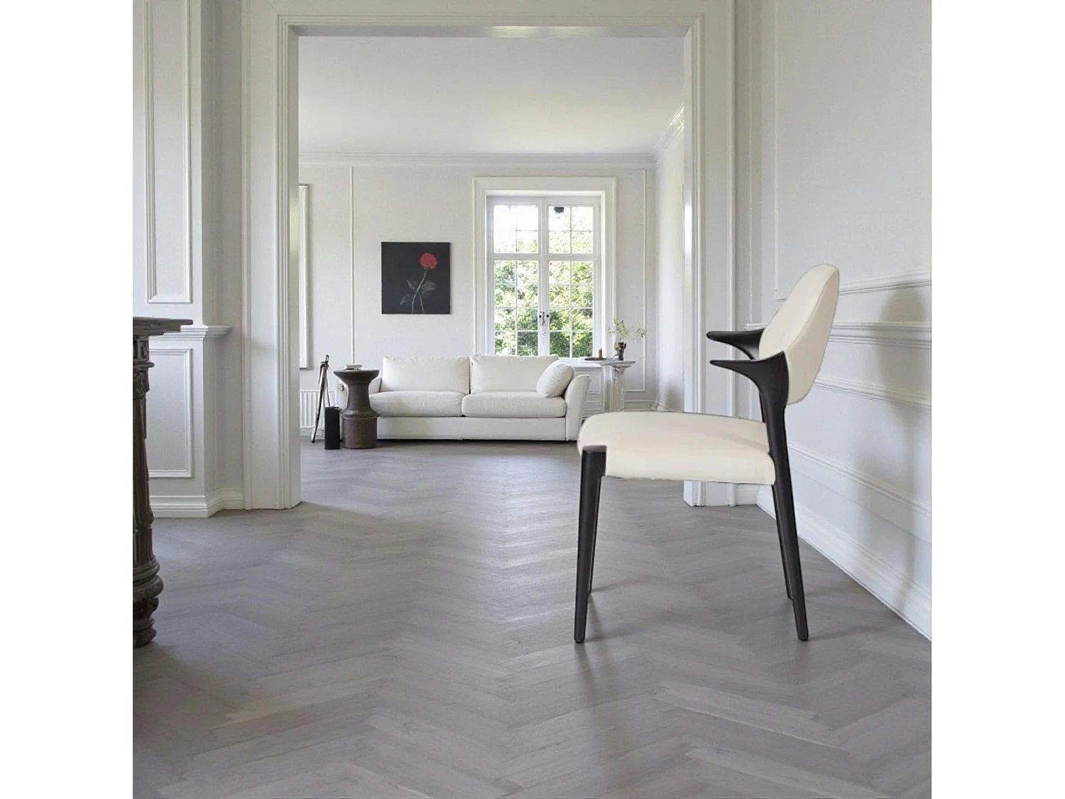 Chaise en cuir gris clair design, accoudoirs bois noir ALDER