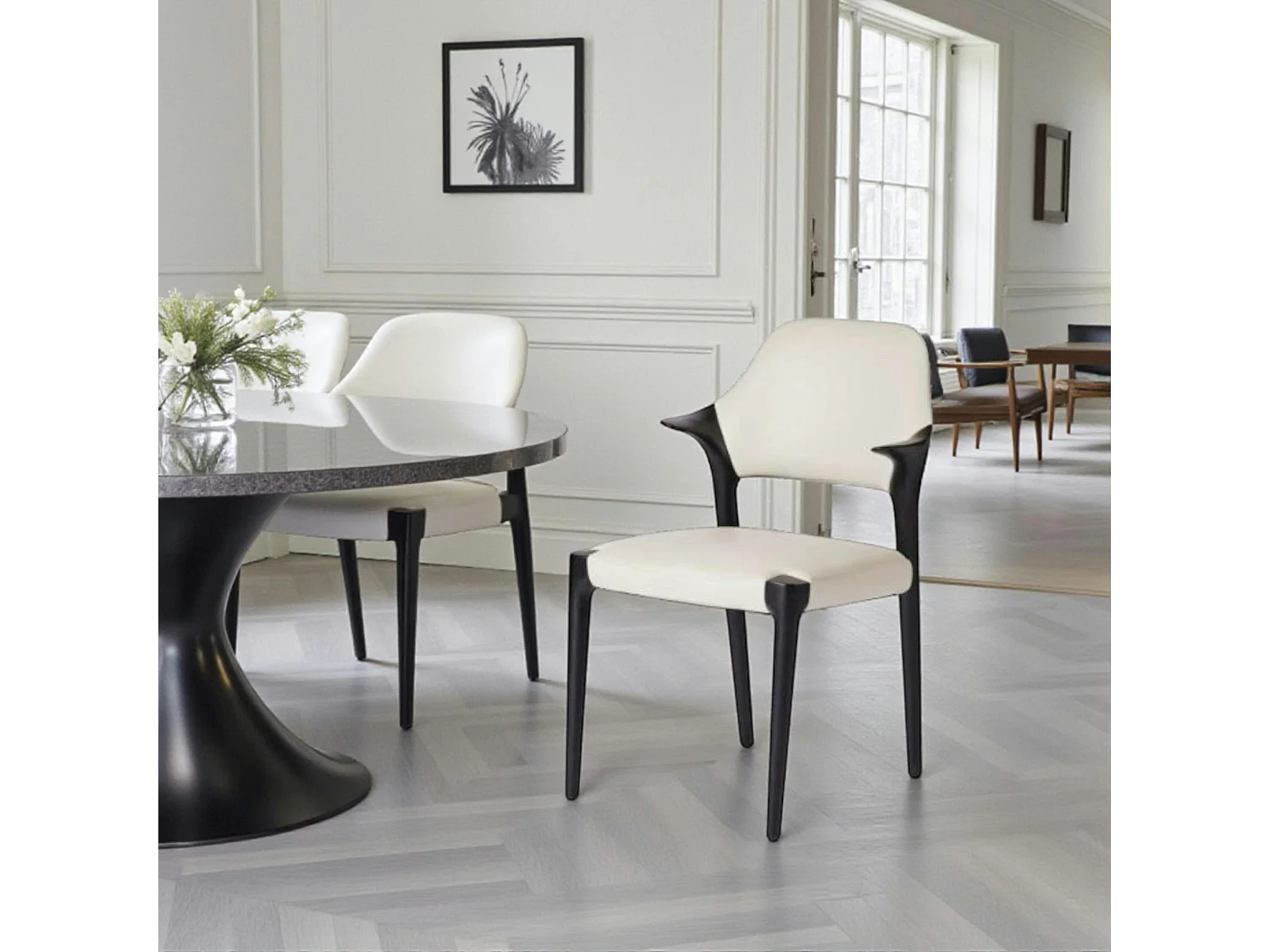 Chaise en cuir gris clair design, accoudoirs bois noir ALDER